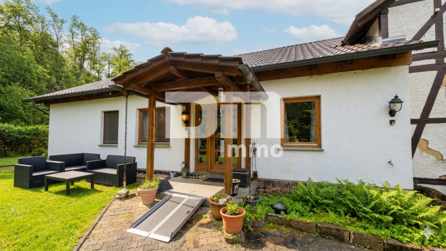 Altengerechtes Wohnen mit Charme: Großzügiger Bungalow auf großem Grundstück + Nebengebäude - Titel Frontansicht Bungalow